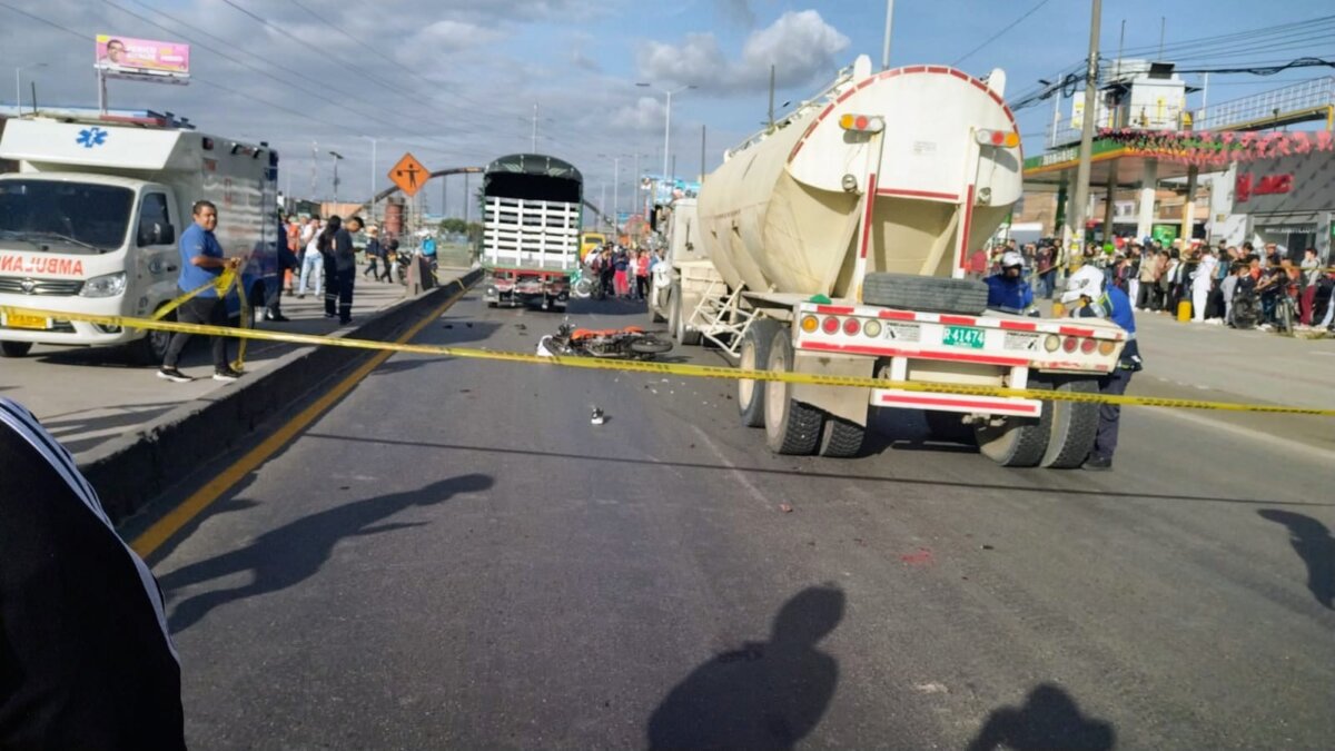 Aparatoso accidente deja un motero muerto en la Autopista Sur 1 Aparatoso accidente deja un motero muerto en la Autopista Sur Un motociclista murió tras ser arrollado por un camión tipo cisterna en la Autopista Sur.