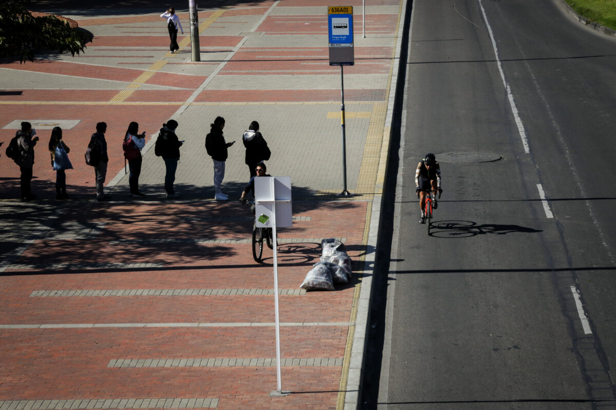 Así avanza el día sin carro y sin moto en Bogotá Desde las 5:00 a.m. y hasta las 9:00 p.m. de este jueves 21 de septiembre, se está desarrollando la jornada de día sin carro y sin moto en la capital, este es el segundo día del año en el que los bogotanos no podrán movilizarse en sus carros particulares ni en sus motocicletas.