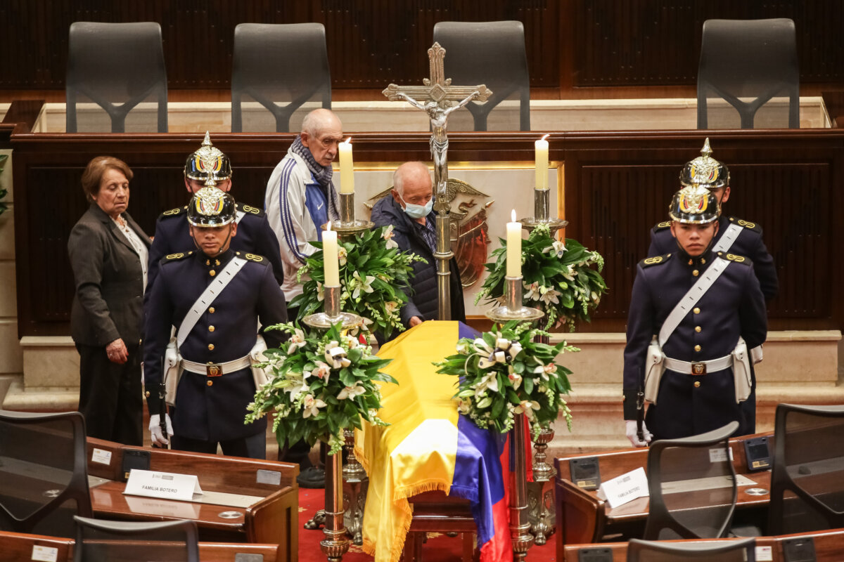 Así fue el primer día de homenaje a Fernando Botero en Bogotá 1 Así fue el primer día de homenaje a Fernando Botero en Bogotá En medio del sol picante de mediodía, los bogotanos se acercaron al Capitolio Nacional para asistir a la primera de las tres jornadas de la Cámara Ardiente que el Congreso de la República en homenaje al maestro Fernando Botero.