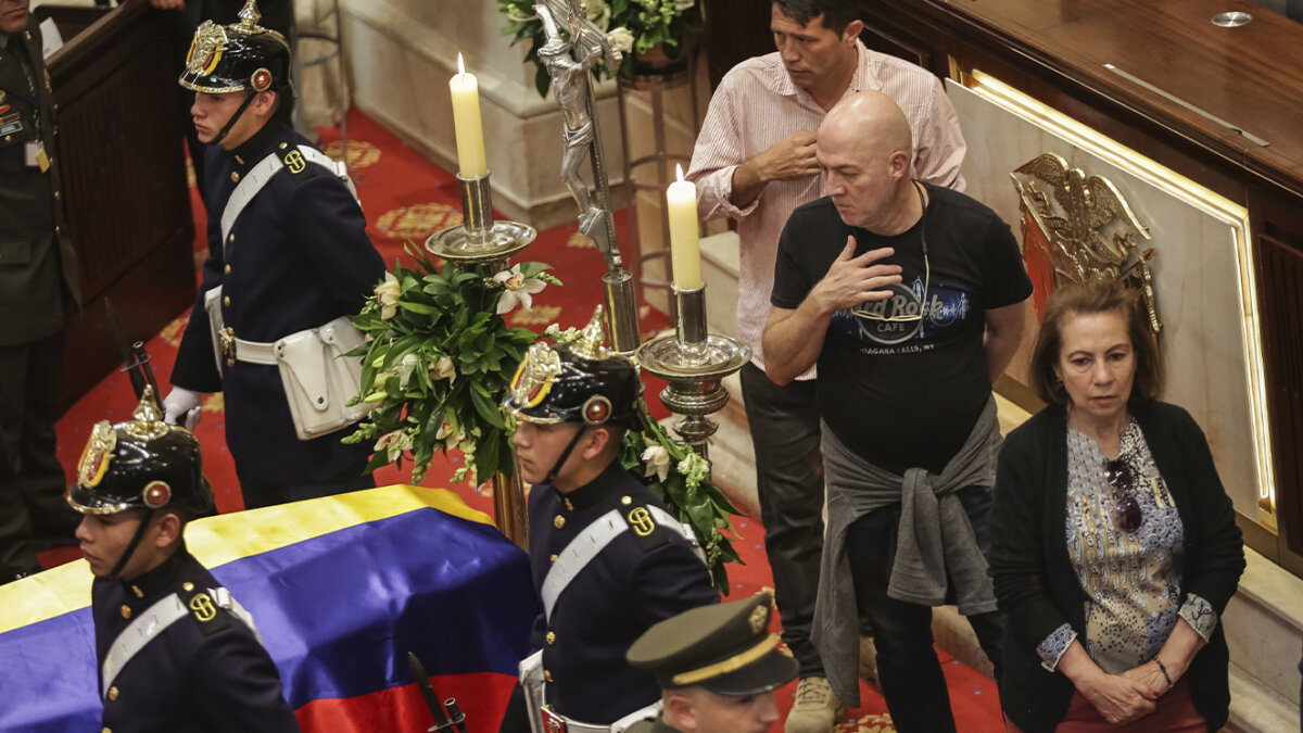Así fue el primer día de homenaje a Fernando Botero en Bogotá En medio del sol picante de mediodía, los bogotanos se acercaron al Capitolio Nacional para asistir a la primera de las tres jornadas de la Cámara Ardiente que el Congreso de la República en homenaje al maestro Fernando Botero.
