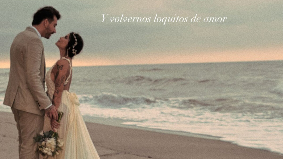 Así fue la boda de ensueño de Martina La Peligrosa y Daniel Caballero La cantante Martina La Peligrosa y el tatuador Daniel Caballero se dijeron el "sí" ante el altar, la ceremonia se realizó en las playas de Palomino, en la Guajira, con una hermosa vista hacia el mar.