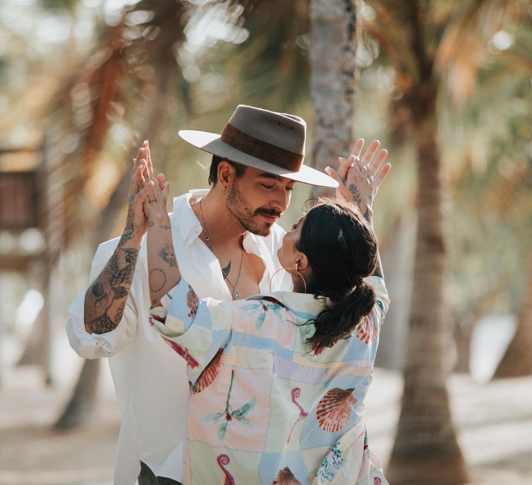 Así fue la boda de ensueño de Martina La Peligrosa y Daniel Caballero La cantante Martina La Peligrosa y el tatuador Daniel Caballero se dijeron el "sí" ante el altar, la ceremonia se realizó en las playas de Palomino, en la Guajira, con una hermosa vista hacia el mar.