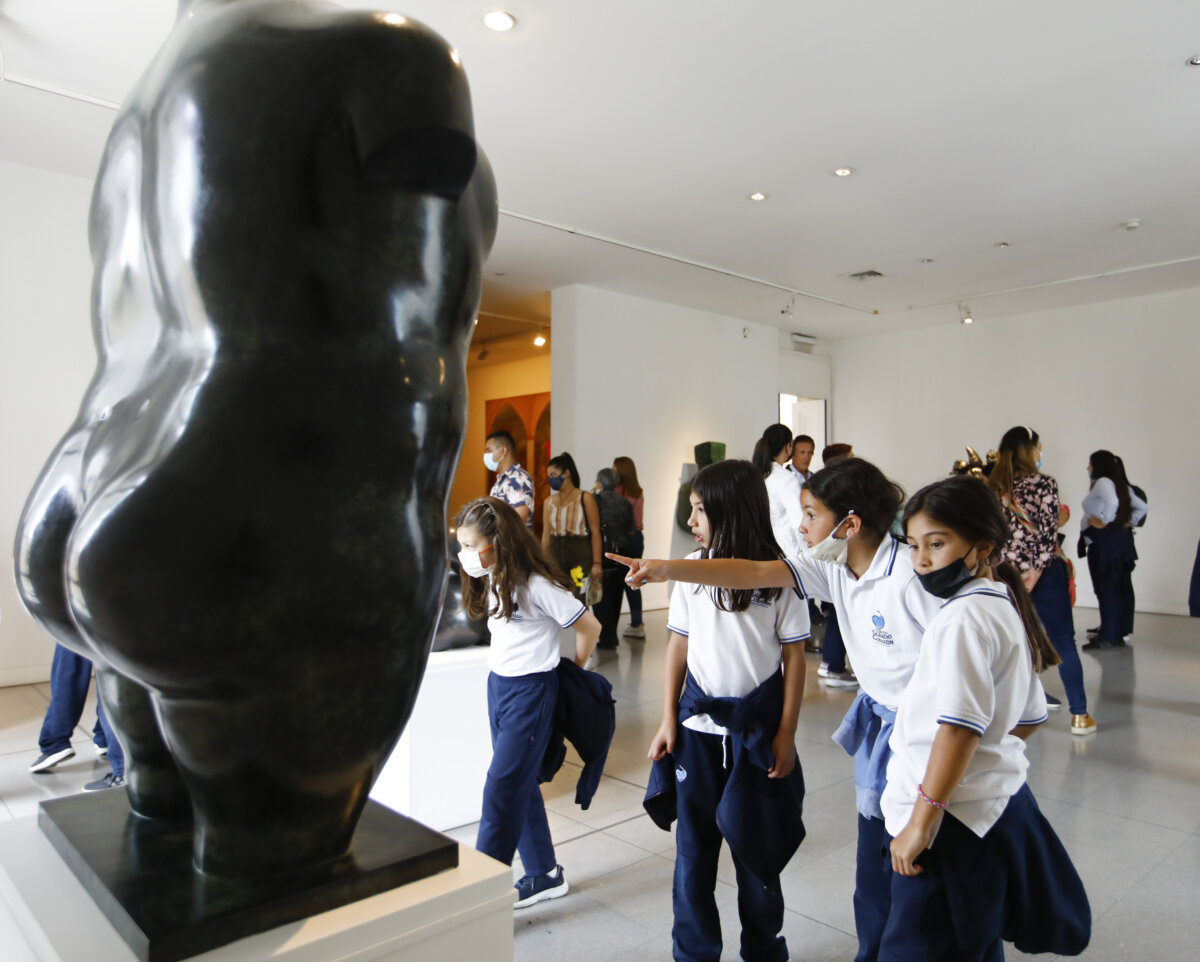Así se creó el Museo Fernando Botero En muchas ocasiones, el maestro Fernando Botero dijo que en su juventud cuando empezó su interés por el arte, comenzando por la pintura, sus principales referentes no los encontró en los museos o galerías, sino en las iglesias.