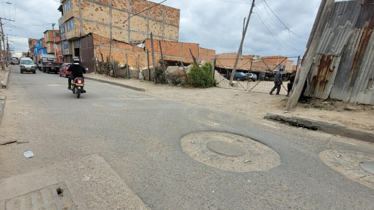 Ataque a bala en parqueadero de Soacha Sucedió la noche de este miércoles, en inmediaciones de un concurrido parqueadero del segundo sector del barrio Santa Ana, en el municipio de Soacha. La víctima fue abordada por una persona que, sin mediar palabra, le disparó en la cabeza y escapó ante los aterrados ojos de varios testigos que a esa hora se encontraban dentro del predio sacando o parqueando sus vehículos o transitando por la zona. Minutos después del ataque la víctima falleció cuando estaba próximo a recibir atención médica.