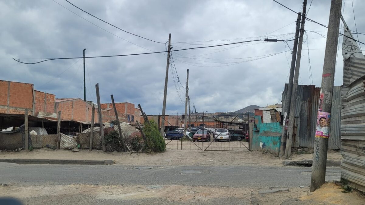 Ataque a bala en parqueadero de Soacha 1 Ataque a bala en parqueadero de Soacha Sucedió la noche de este miércoles, en inmediaciones de un concurrido parqueadero del segundo sector del barrio Santa Ana, en el municipio de Soacha. La víctima fue abordada por una persona que, sin mediar palabra, le disparó en la cabeza y escapó ante los aterrados ojos de varios testigos que a esa hora se encontraban dentro del predio sacando o parqueando sus vehículos o transitando por la zona. Minutos después del ataque la víctima falleció cuando estaba próximo a recibir atención médica.