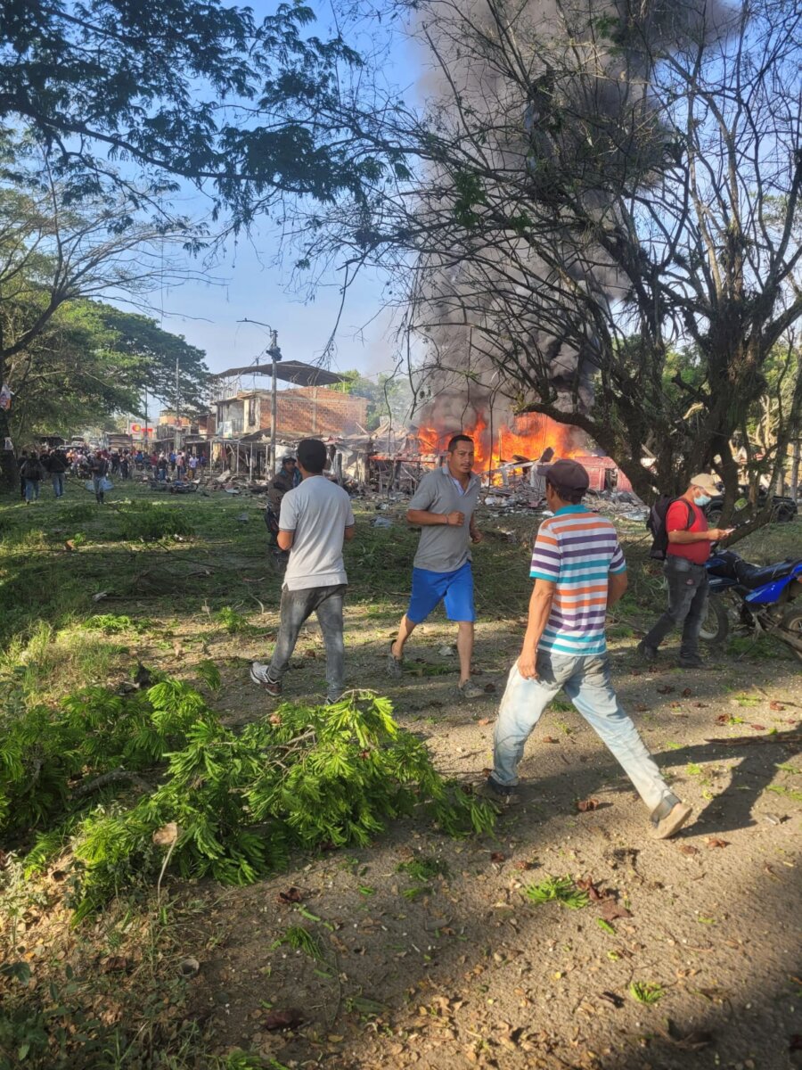 Atentado a estación de Policía en Jamundí dejó 5 personas heridas 2 Atentado a estación de Policía en Jamundí dejó 5 personas heridas Al menos cinco personas resultaron heridas este viernes, tras la activación de un carro-bomba en cercanías a la estación de Policía de Potrerito, Jamundí (Valle del Cauca).