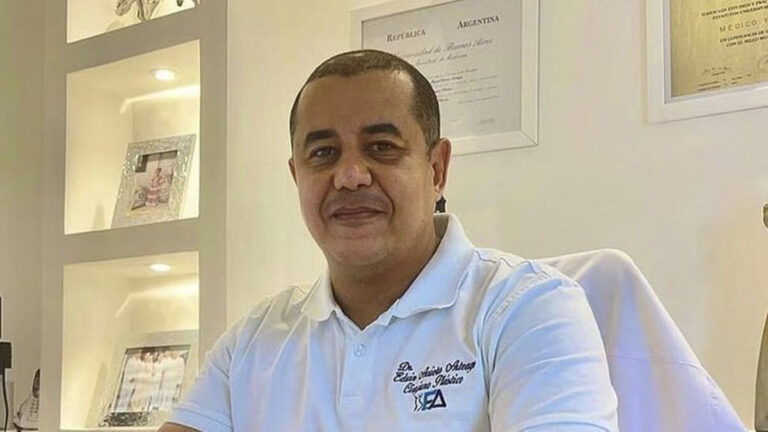 Sale a la luz denuncia contra el cirujano Edwin Arrieta Después de casi un mes y medio del asesinato del colombiano, Edwin Arrieta, a manos del español Daniel Sancho, salió a la luz el relato de un hombre que lo señala de acosador.