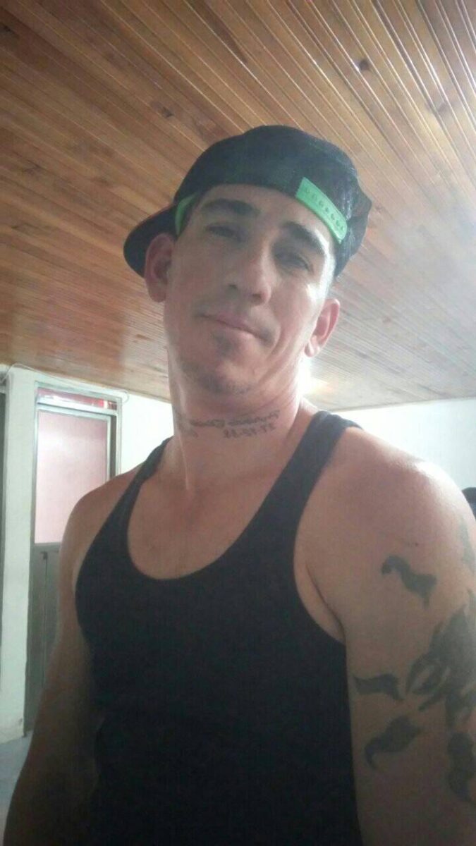 Balean a joven y su padrastro en Bosa Un día después de que se registrara un homicidio en el sector conocido como 'árboles de metal' en la localidad de Bosa, a unos metros de allí se presentó este miércoles en la tarde un doble crimen, en el que dos hombres fueron baleados y fallecieron a causa de las graves lesiones.