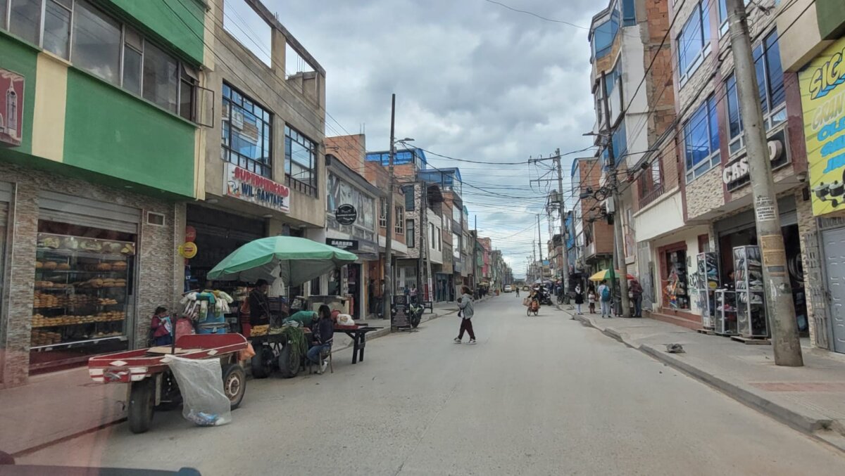 Balean a joven y su padrastro en Bosa Un día después de que se registrara un homicidio en el sector conocido como 'árboles de metal' en la localidad de Bosa, a unos metros de allí se presentó este miércoles en la tarde un doble crimen, en el que dos hombres fueron baleados y fallecieron a causa de las graves lesiones.