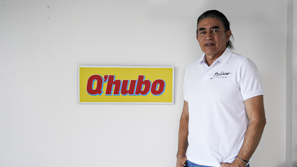 Bolívar, el libretista que quiere ser alcalde Entre la escritura y la política, así transcurren los días del candidato Gustavo Bolívar, quien aunque afirmó desde un comienzo que iba a desistir de sus planes por la Alcaldía Mayor de Bogotá, a última hora se decidió y hoy es uno de los aspirantes que más repunta en las encuestas. Hablamos con él de sus propuestas.