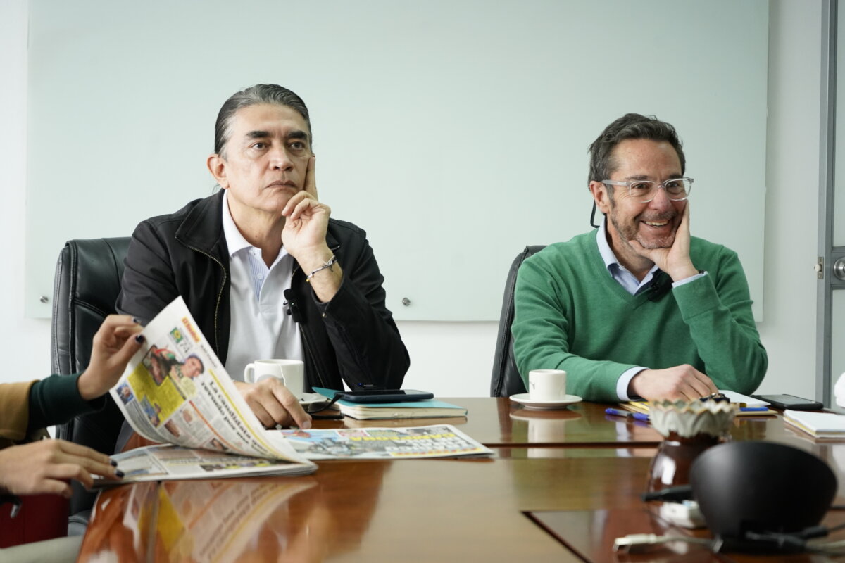 Bolívar, el libretista que quiere ser alcalde 2 Bolívar, el libretista que quiere ser alcalde Entre la escritura y la política, así transcurren los días del candidato Gustavo Bolívar, quien aunque afirmó desde un comienzo que iba a desistir de sus planes por la Alcaldía Mayor de Bogotá, a última hora se decidió y hoy es uno de los aspirantes que más repunta en las encuestas. Hablamos con él de sus propuestas.