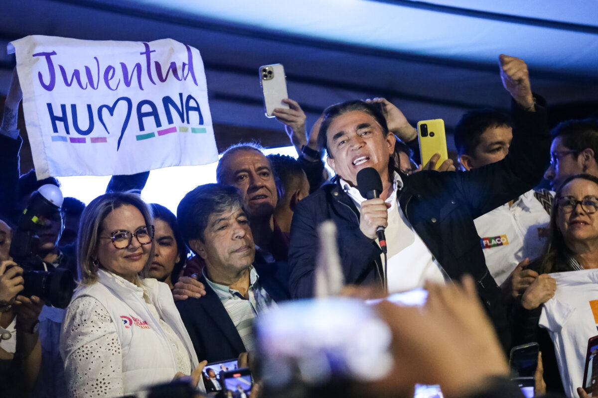 Bolívar, el libretista que quiere ser alcalde 1 Bolívar, el libretista que quiere ser alcalde Entre la escritura y la política, así transcurren los días del candidato Gustavo Bolívar, quien aunque afirmó desde un comienzo que iba a desistir de sus planes por la Alcaldía Mayor de Bogotá, a última hora se decidió y hoy es uno de los aspirantes que más repunta en las encuestas. Hablamos con él de sus propuestas.