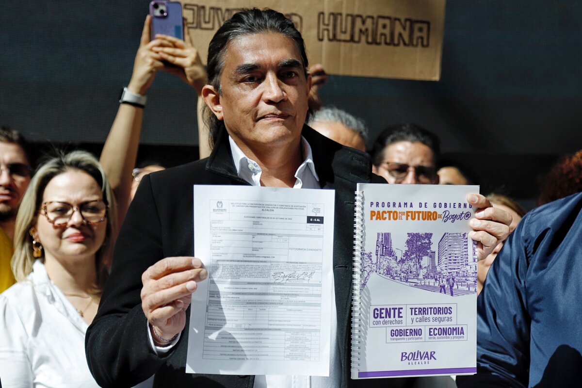 Bolívar, el libretista que quiere ser alcalde 3 Bolívar, el libretista que quiere ser alcalde Entre la escritura y la política, así transcurren los días del candidato Gustavo Bolívar, quien aunque afirmó desde un comienzo que iba a desistir de sus planes por la Alcaldía Mayor de Bogotá, a última hora se decidió y hoy es uno de los aspirantes que más repunta en las encuestas. Hablamos con él de sus propuestas.