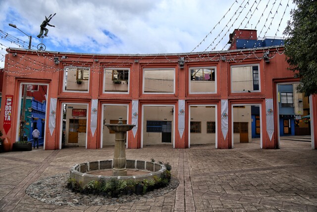 Prográmese para un recorrido arquitectónico en el centro de Bogotá 1 Prográmese para un recorrido arquitectónico en el centro de Bogotá #SáqueleProvecho El próximo sábado 23 de septiembre, se realizará un recorrido por el Distrito Creativo La Candelaria Santa Fe, en el centro bogotano, siguiendo el libro ‘Las casas que hablan’ de la escritora colombiana Elisa Mújica.