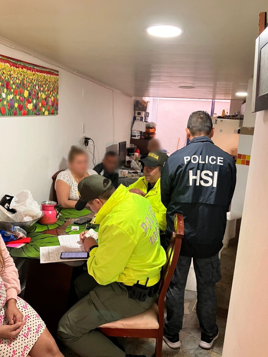 Cae organización dedicada al tráfico de migrantes en Colombia Un trabajo articulado entre la Policía a través de la Dirección de Investigación Criminal e Interpol, Fiscalía y el apoyo de la Oficina de Investigaciones de Seguridad Nacional de los Estados Unidos (HSI), dio como resultado la desarticulación de una organización criminal trasnacional dedicada al tráfico de migrantes.