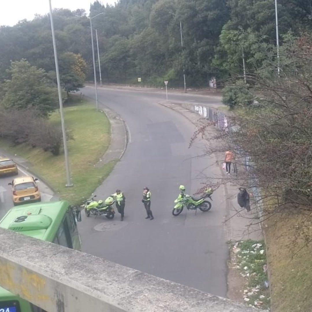 A esta hora se presenta plantón en la Universidad Distrital 1 A esta hora se presenta plantón en la Universidad Distrital Las autoridades de tránsito se encuentran apoyando la movilidad en Av. Circunvalar con Calle 26D, en la Universidad Distrital, (sede Macarena) donde en el momento se presenta un plantón.