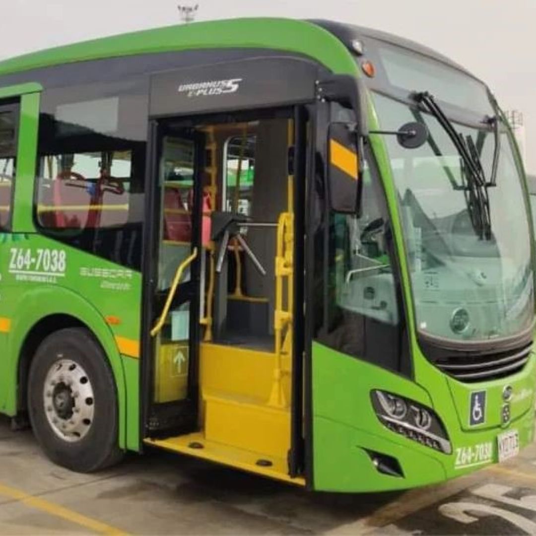 Robo masivo al interior de un bus alimentador en Ciudad Bolívar Delincuentes robaron a pasajeros que se movilizaban en un bus alimentador en la localidad de Ciudad Bolívar.
