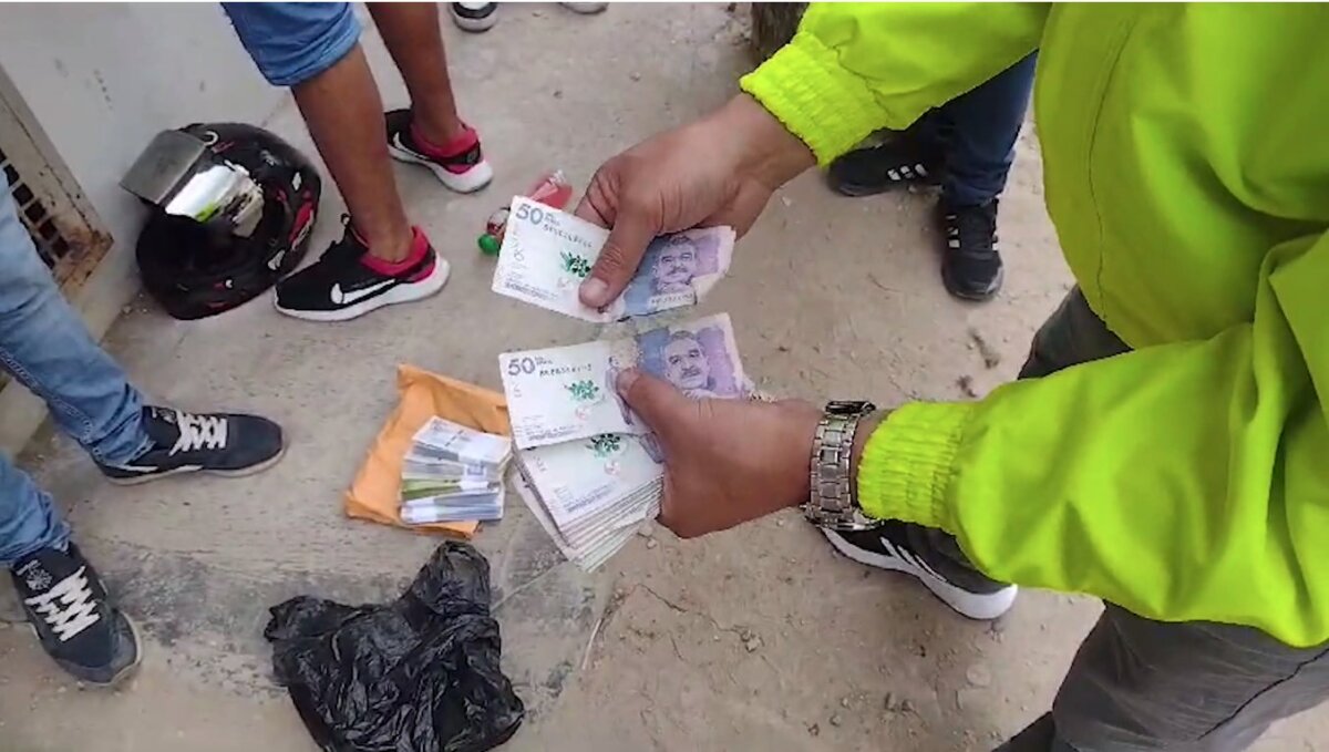 Capturan a pillos que extorsionaban haciéndose pasar por integrantes del 'Tren de Aragua' 1 Capturan a pillos que extorsionaban haciéndose pasar por integrantes del 'Tren de Aragua' Capturan a cuatro bandidos que se hacían pasar como integrantes del 'Tren de Aragua' para extorsionar a sus víctimas.
