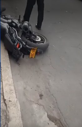 EN VIDEO: Comunidad frustró el robo de una moto, pero el ladrón logró huir 1 EN VIDEO: Comunidad frustró el robo de una moto, pero el ladrón logró huir En video quedó captado el momento en el que un ladrón intenta huir con una moto robada en el barrio Bosque Popular, en Engativá. Pese a que la comunidad logra tumbarlo, el delincuente deja el vehículo y logra huir a pie.
