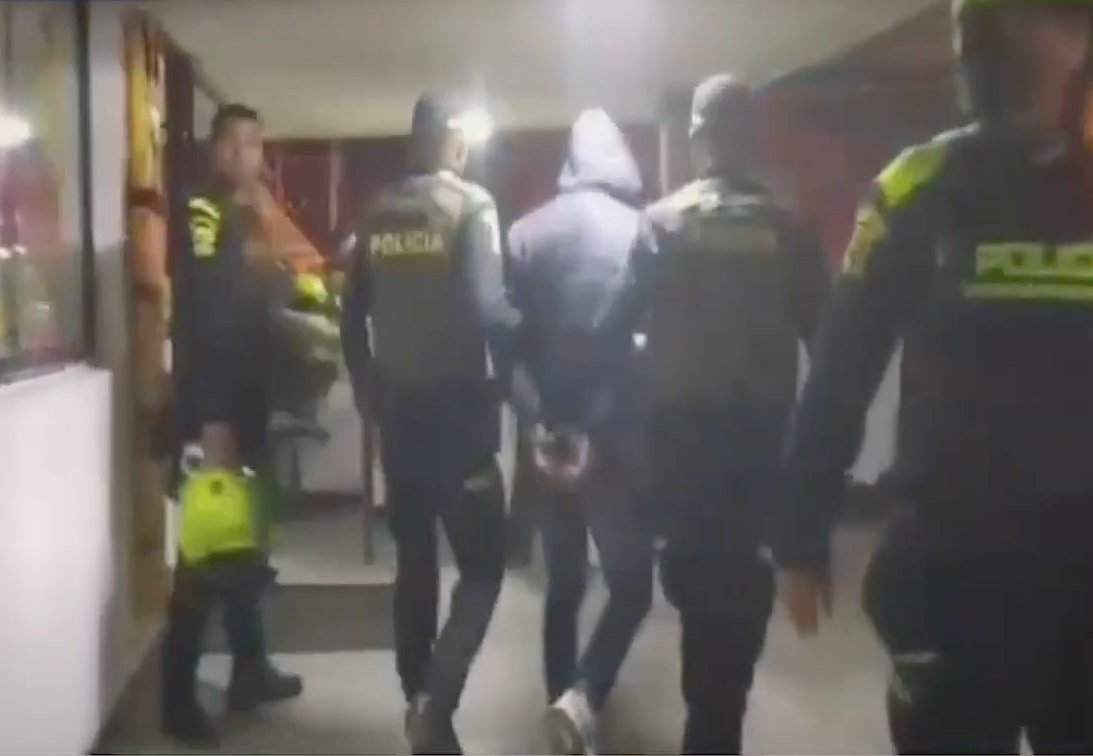 Cayó hombre que pinchaba llantas para robar a conductores en Barrios Unidos 1 Cayó hombre que pinchaba llantas para robar a conductores en Barrios Unidos Capturan a un sujeto señalado de tirar puntillas para pinchar las llantas de los carros que se movilizaban por vías de la localidad de Barrios Unidos. Le contamos cómo operaba.