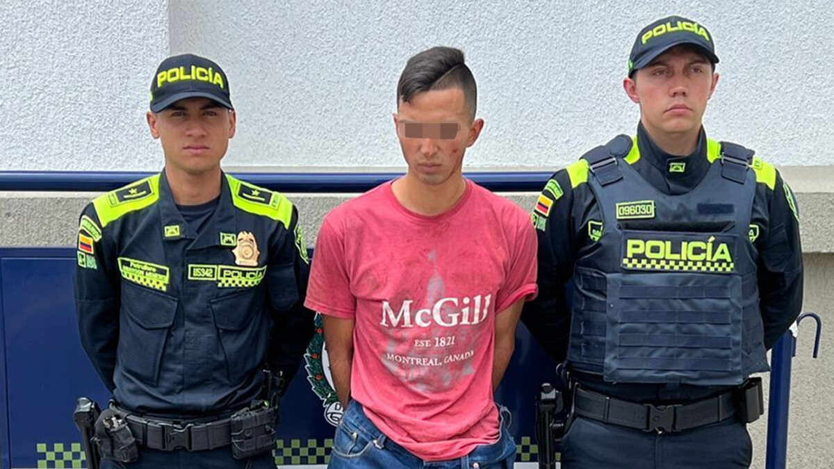 Capturan a presunto feminicida en flagrancia en Santa Fe 9 Capturan a presunto feminicida en flagrancia en Santa Fe El sujeto fue capturado a pocas cuadras de donde había asesinado a la mujer, en el barrio Santa Fe, de la localidad de Los Mártires.