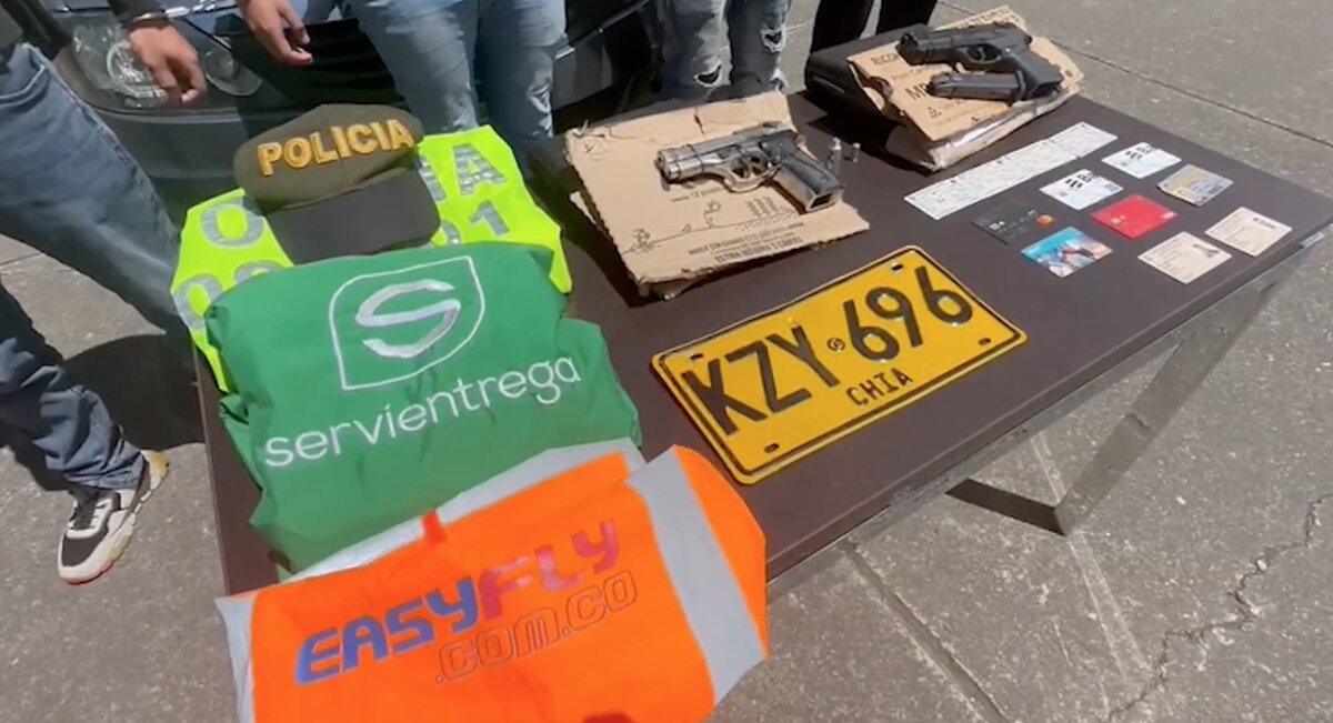 Capturaron a 3 hombres que se hacían pasar por policías Los tres sujetos, al parecer, se dedicaban a suplantar a la Policía Nacional y a otras instituciones, como de transporte de encomiendas y operarios de aerolíneas, con el fin de despojar a sus victimas de sus pertenencias en Puente Aranda.