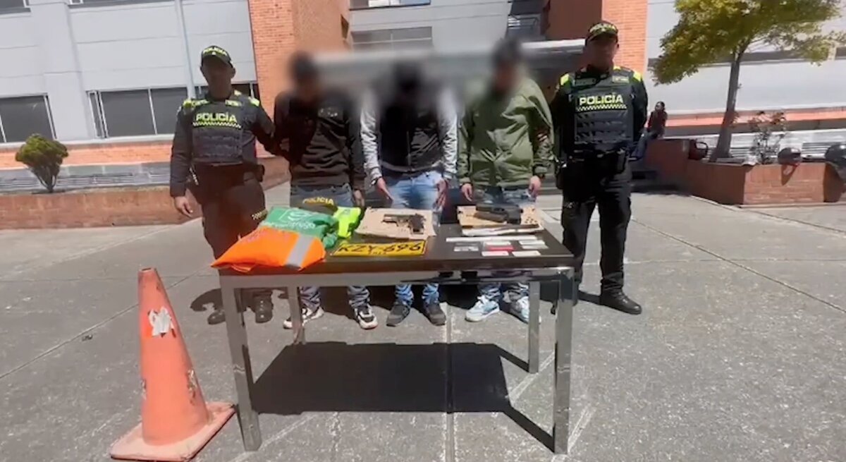 Capturaron a 3 hombres que se hacían pasar por policías Los tres sujetos, al parecer, se dedicaban a suplantar a la Policía Nacional y a otras instituciones, como de transporte de encomiendas y operarios de aerolíneas, con el fin de despojar a sus victimas de sus pertenencias en Puente Aranda.