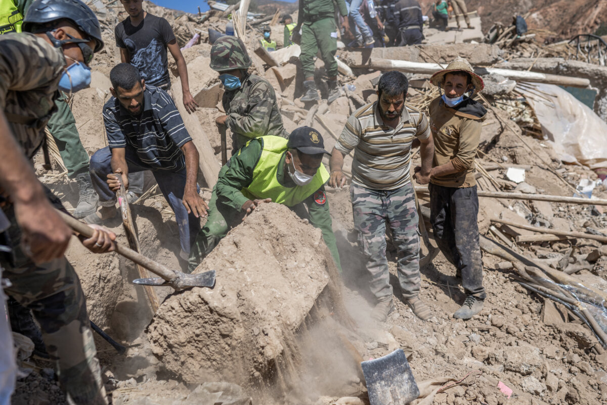 Carrera contra el reloj para encontrar supervivientes del sismo de Marruecos Los equipos de rescate marroquíes, apoyados por refuerzos extranjeros, continúan este lunes sus esfuerzos para encontrar supervivientes y asistir a los cientos de personas cuyas casas quedaron arrasadas por el sismo que dejó casi 2.700 muertos en Marruecos.