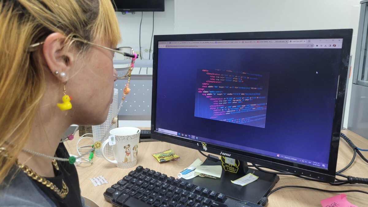 ¡A aprender programación! 1 ¡A aprender programación! La tecnología y programación toman cada vez más relevancia en Colombia y el mundo. Por lo anterior, crece la necesidad de educar a la población en tecnologías de la información, especialmente porque es un tipo de formación que no está disponible con facilidad en América Latina.