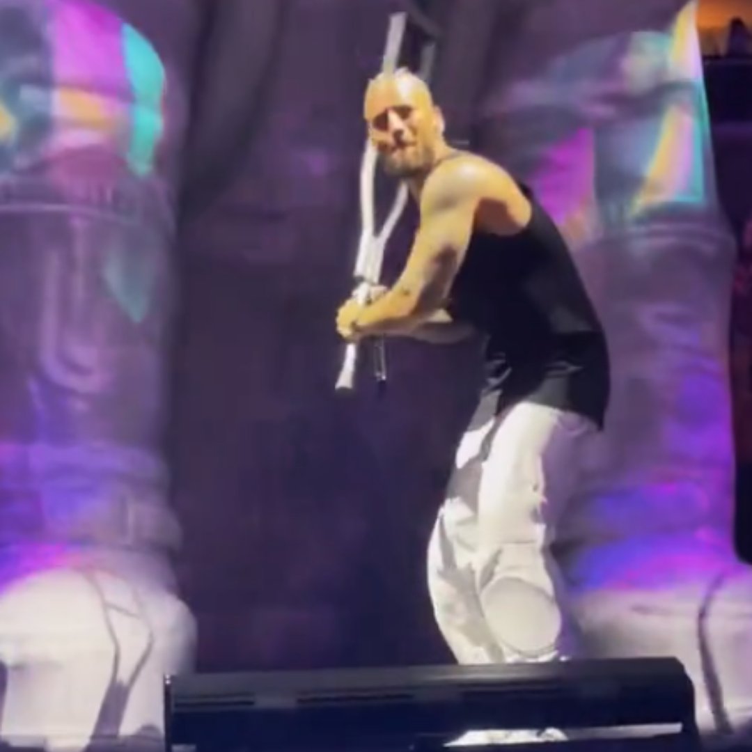 ¡Qué peligro! Casi golpean a Maluma con una muleta en pleno concierto Maluma casi termina lesionado en pleno concierto, luego de que alguien del público le lanzara una muleta.