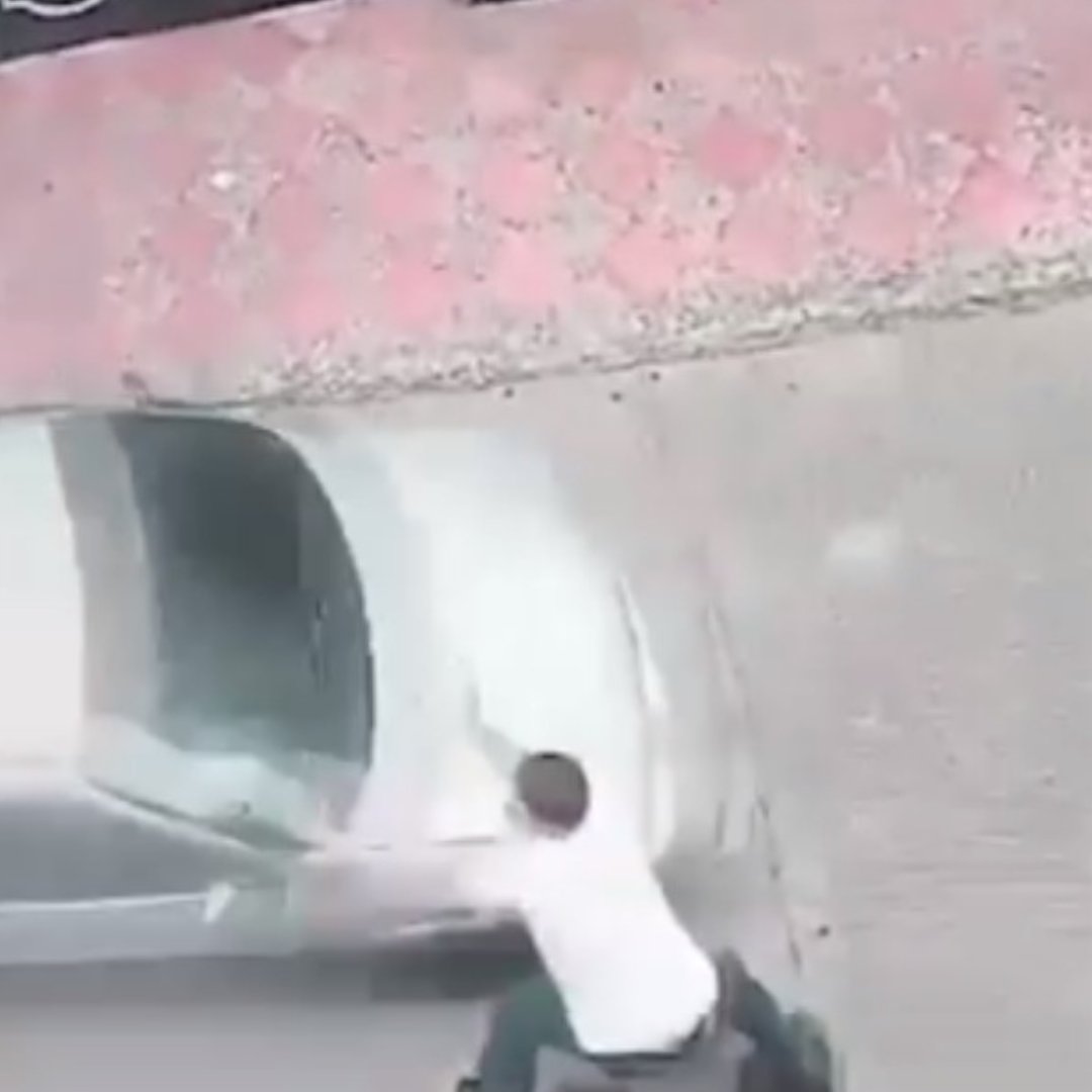 Comunidad le dio una dosis de 'paloterapia' a ladrón de carros en Ciudad Bolívar 1 ladrón de carro