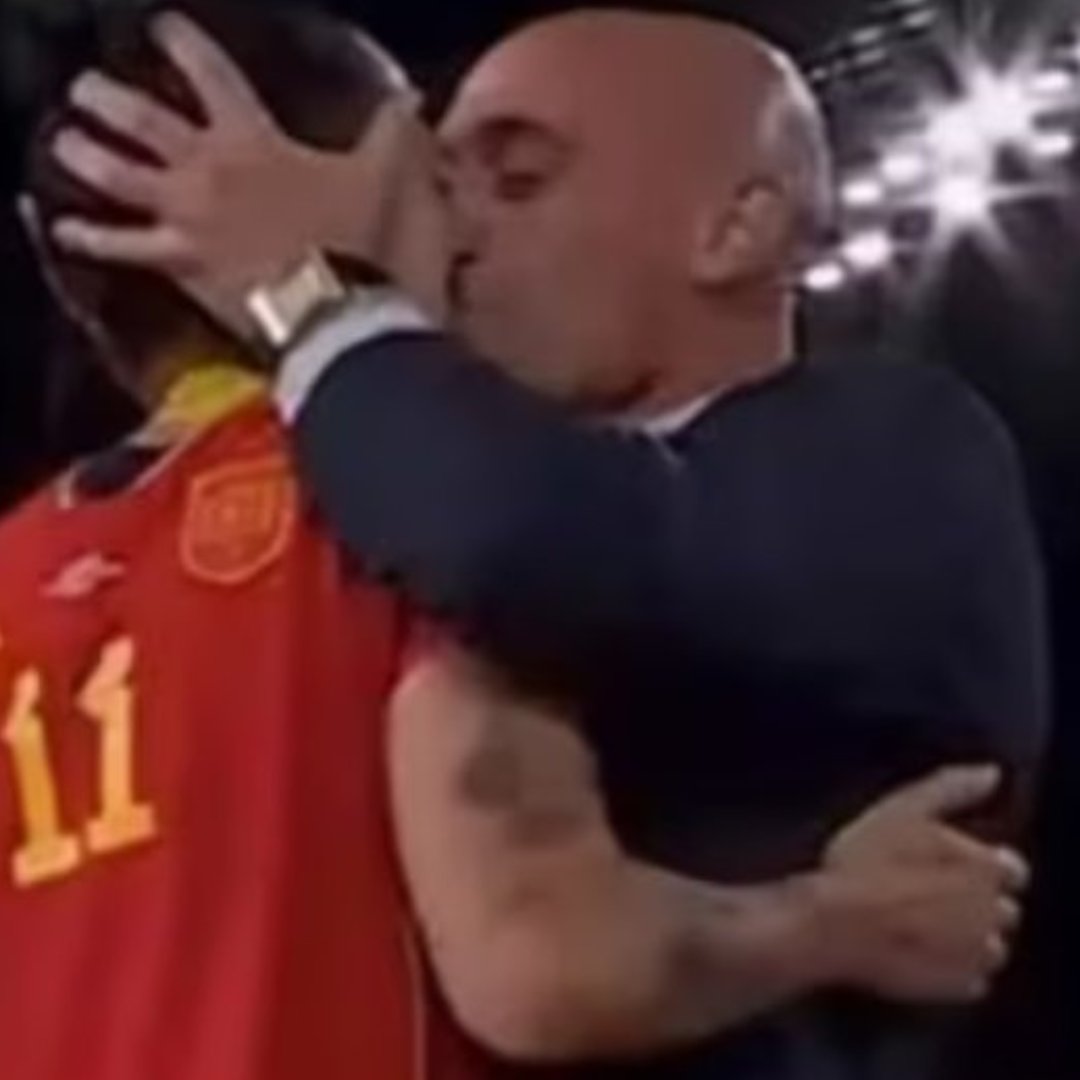 Jenni Hermoso denunció en la Fiscalía a Rubiales por beso en el Mundial Femenino La jugadora de la selección española Jenni Hermoso ha declarado en la sede de la Fiscalía General del Estado (FGE) y ha formalizado su denuncia contra el ahora suspendido presidente de la Real Federación Española de Fútbol (RFEF), Luis Rubiales, por el beso en la boca que le propinó en la entrega de trofeos del Mundial celebrado en Australia.