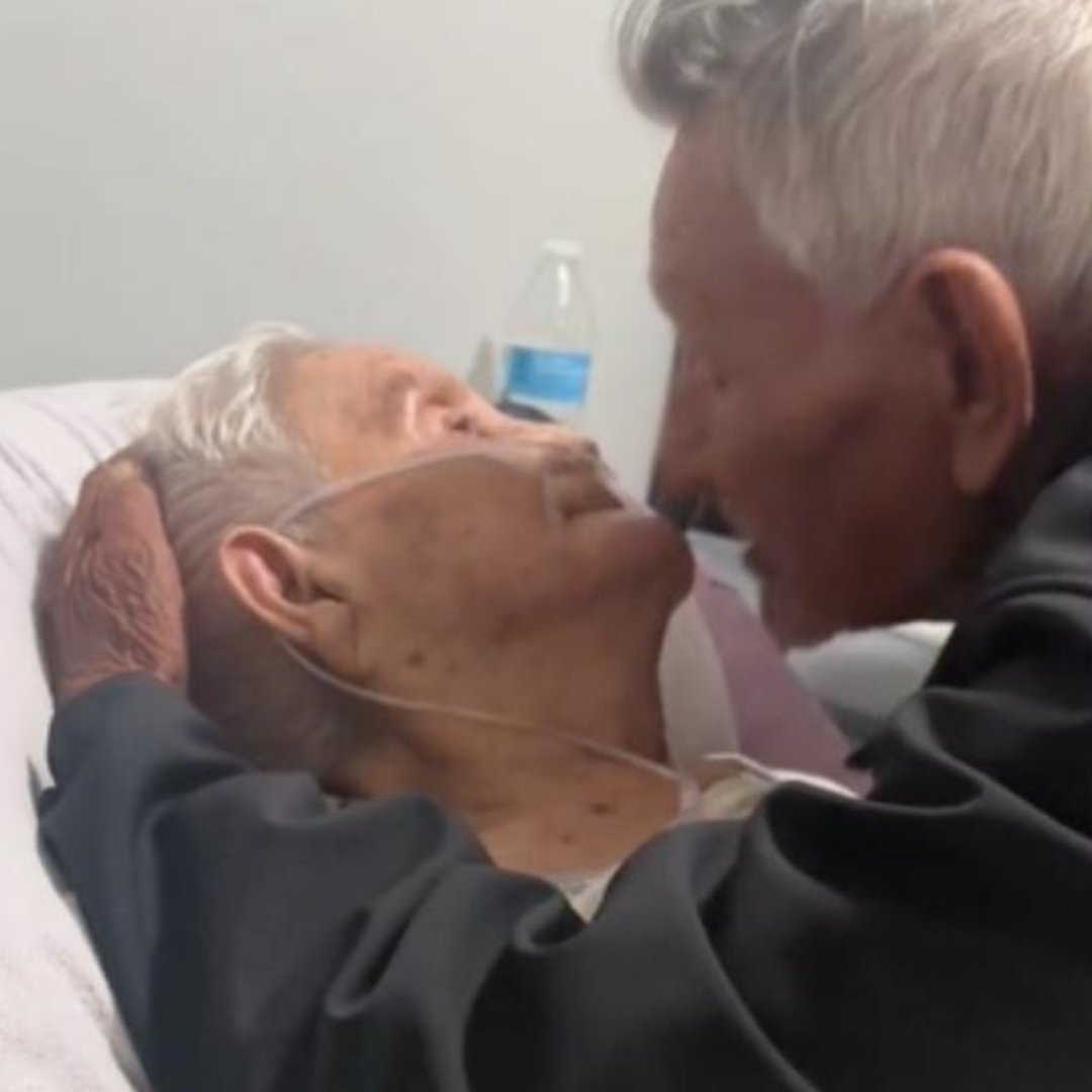 Emotiva despedida: hombre le dice adiós a su esposa luego de 73 años de casados 1 Emotiva despedida: hombre le dice adiós a su esposa luego de 73 años de casados La despedida de un hombre se hizo viral en TikTok, pues fue muy emotivo el momento en el que le dice adiós a su esposa, con quien llevaba 73 años de casado.