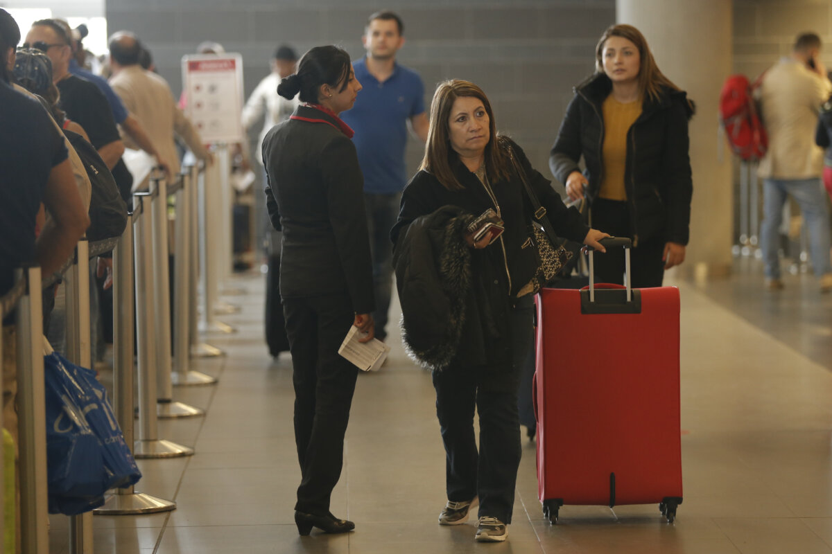 Cosas que no se deben hacer en un vuelo 2 Cosas que no se deben hacer en un vuelo Una exazafata mencionó las cosas que no se deben hacer en un vuelo. Llamó la atención al referirse al agua que brindan en el avión