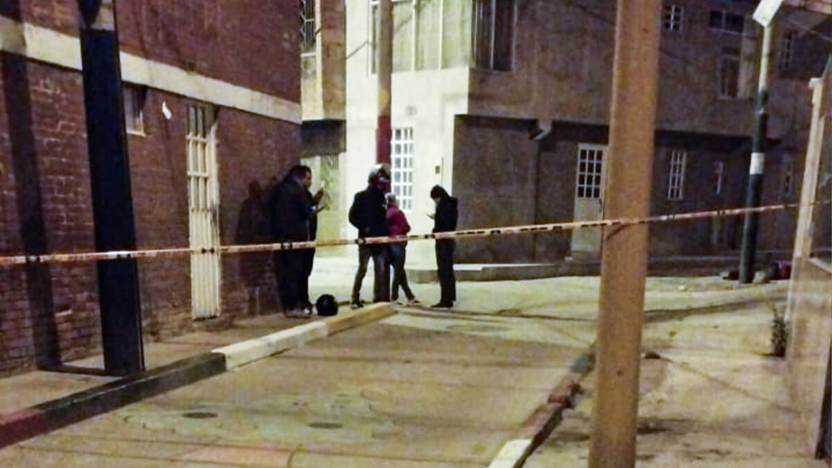 Crimen a en callejón de Soacha Con 3 disparos, sicario acabó con la vida de un hombre en un callejón de San Mateo en Soacha.