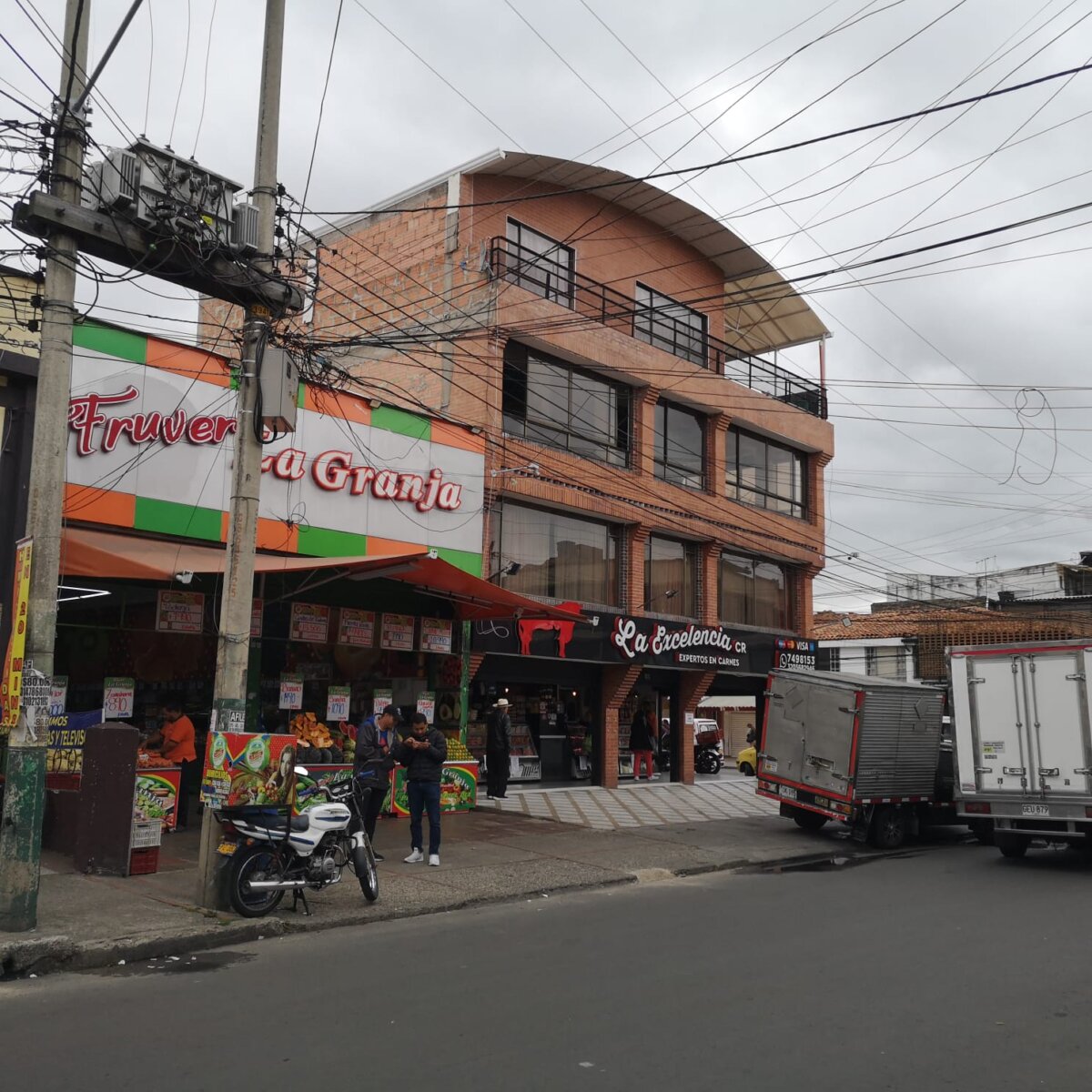 Crimen en carnicería de Suba habría sido por negarse a pagar extorsiones Un hombre fue asesinado de 3 disparos en un hecho sicarial en una carnicería de Suba.