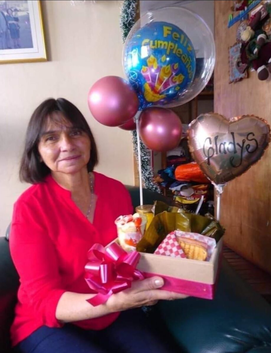 Ella era Gladys, la mujer asesinada en su propia vivienda Gladys Martínez, una mujer de 63 años a la que le gustaba ayudar a las personas, fue asesinada al interior de su vivienda a manos de un hombre al que le tendió la mano, luego de que este se presentara ante ella como una persona con una dura enfermedad.