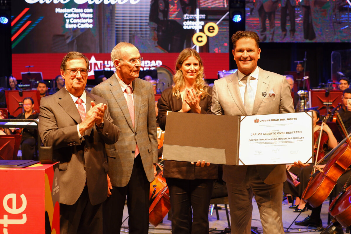 Carlos Vives recibió doctorado en Ciencias Sociales por su aporte a la identidad del Caribe 1 Carlos Vives recibió doctorado en Ciencias Sociales por su aporte a la identidad del Caribe