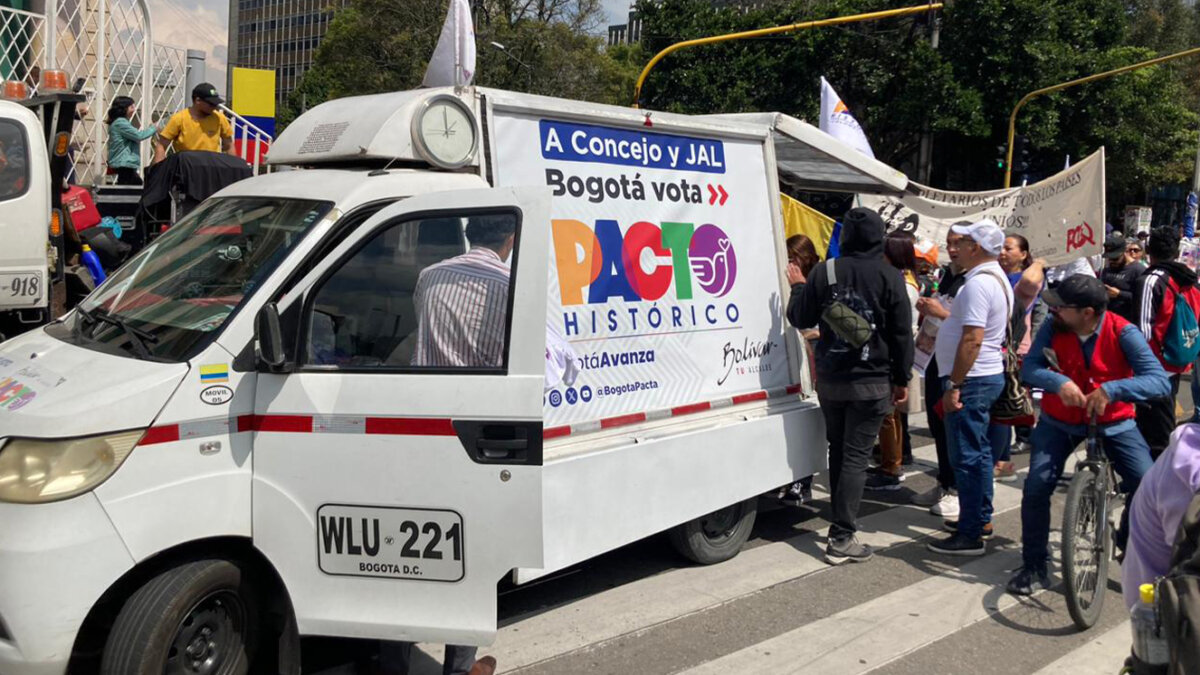 A esta hora manifestantes llegan a la Plaza de Bolívar 2 A esta hora manifestantes llegan a la Plaza de Bolívar A esta hora manifestantes llegan a la Plaza de Bolívar en Bogotá para apoyar al Gobierno.