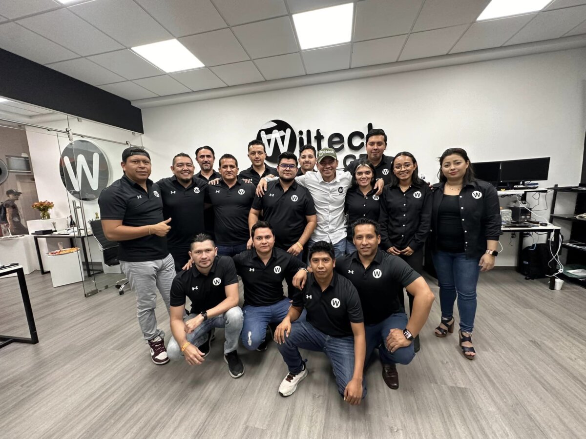 Después de demandarlo, Apple le ofreció trabajo al técnico colombiano Wilmer Becerra En una reciente revelación que ha captado la atención de la comunidad virtual, Wilmer Becerra, ampliamente reconocido por sus habilidades en la reparación de iPhones, compartió información significativa en plataformas prominentes como TikTok e Instagram. Lo más notable es que Becerra ha llegado a un acuerdo con la firma de tecnología líder, Apple, que ha sorprendido a su vasta base de seguidores.
