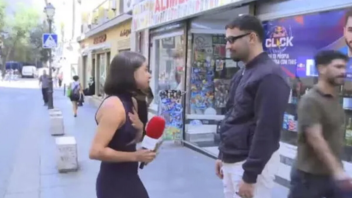 Detienen a un hombre por tocarle la cola a una reportera en una transmisión en vivo 1 Detienen a un hombre por tocarle la cola a una reportera en una transmisión en vivo Una reportera sufrió una agresión sexual en plena transmisión en vivo.