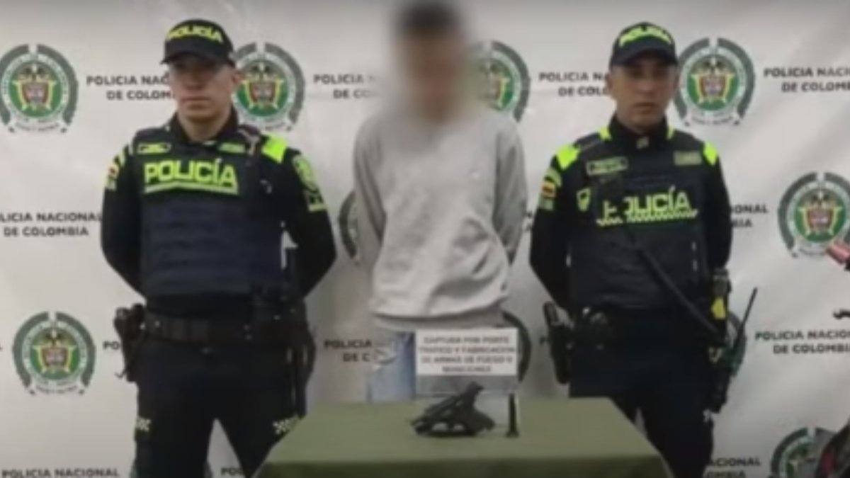 En persecución, Policía capturó a sujeto que atracó y le disparó a repartidor en Bosa Este lunes se presentó un robo en el barrio Piamonte de la localidad de Bosa en el que el repartidor de un camión de gaseosas resultó gravemente herido luego de que dos sujetos le dispararon en varias ocasiones para robarlo.