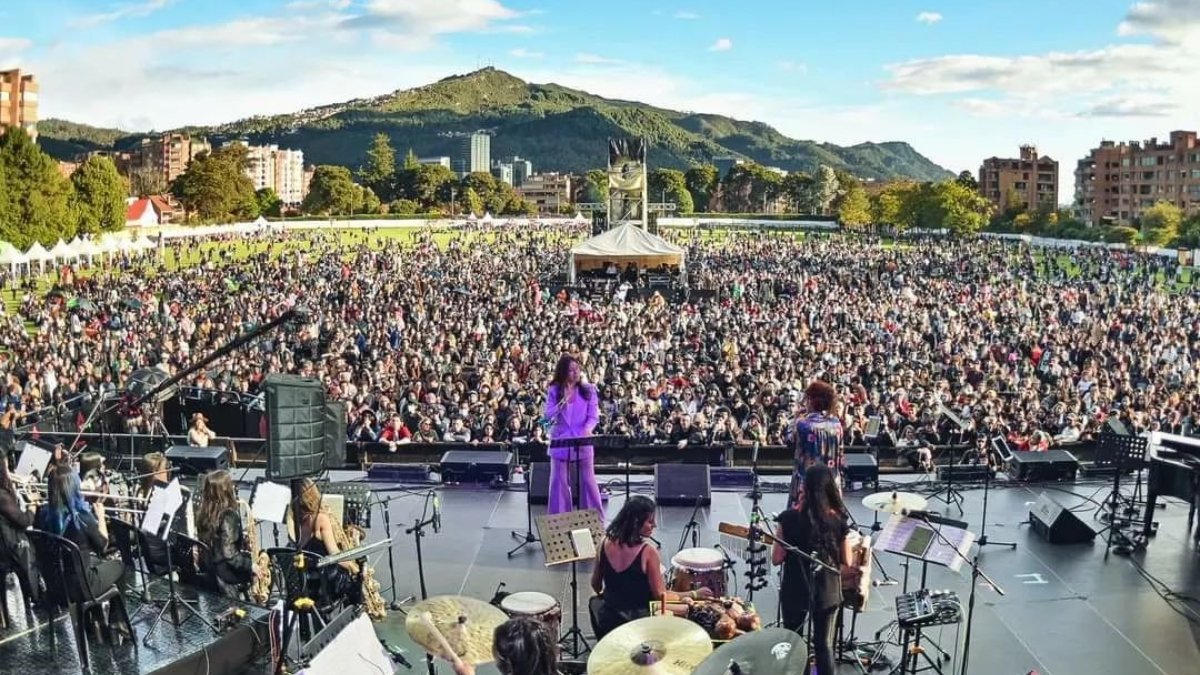 Apúntese al festival Jazz al Parque este fin de semana La ciudad de Bogotá está llena de planes para hacer y uno de ellos es el festival de Jazz al Parque que se celebrará este fin de semana, los días 9 y 10 de septiembre estarán cargados de música por el gran concierto gratuito en el parque El Country, ubicado en la localidad de Usaquén a la altura de la Calle 127 C con Carrera 11 D.