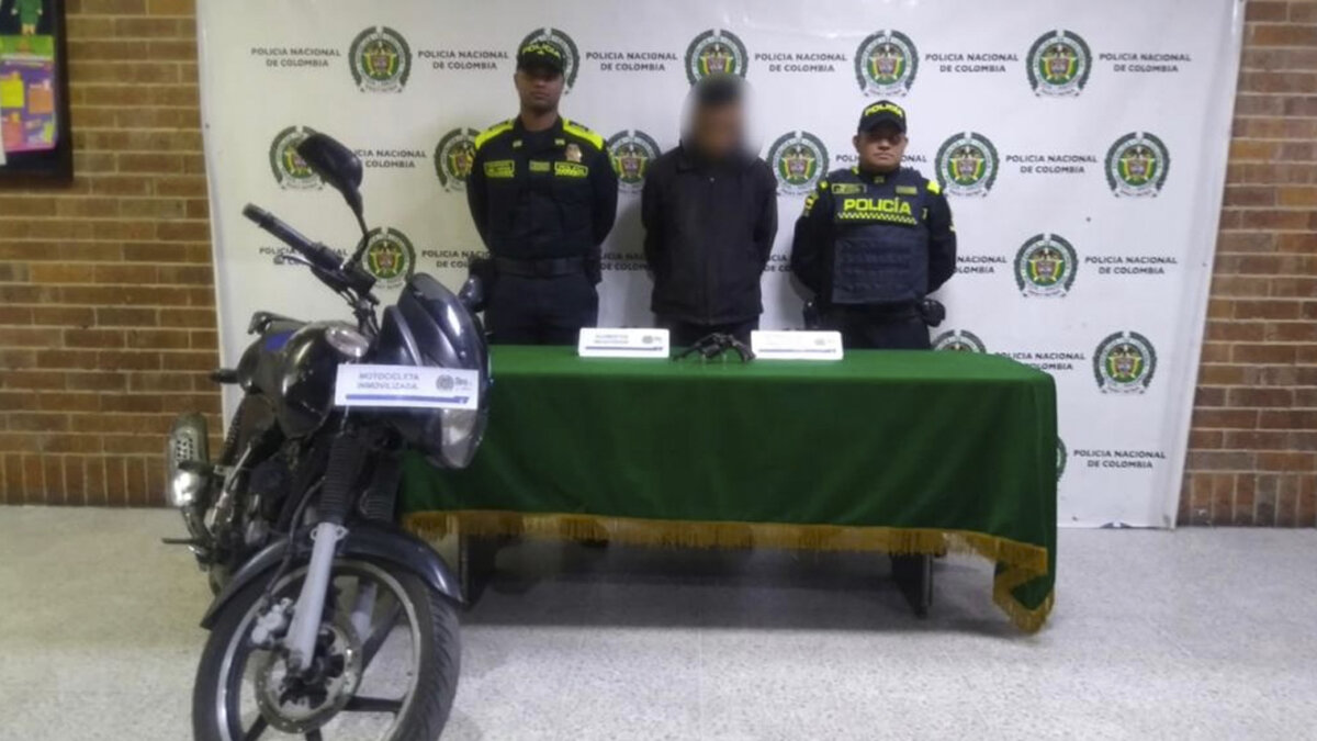 Dos capturados tras enfrentamiento a bala con la Policía en San Cristóbal 2 Dos capturados tras enfrentamiento a bala con la Policía en San Cristóbal La Policía Metropolitana de Bogotá informó la captura de dos sujetos con los que se enfrentaron a disparos en el barrio la Antioquia de la localidad San Cristóbal.