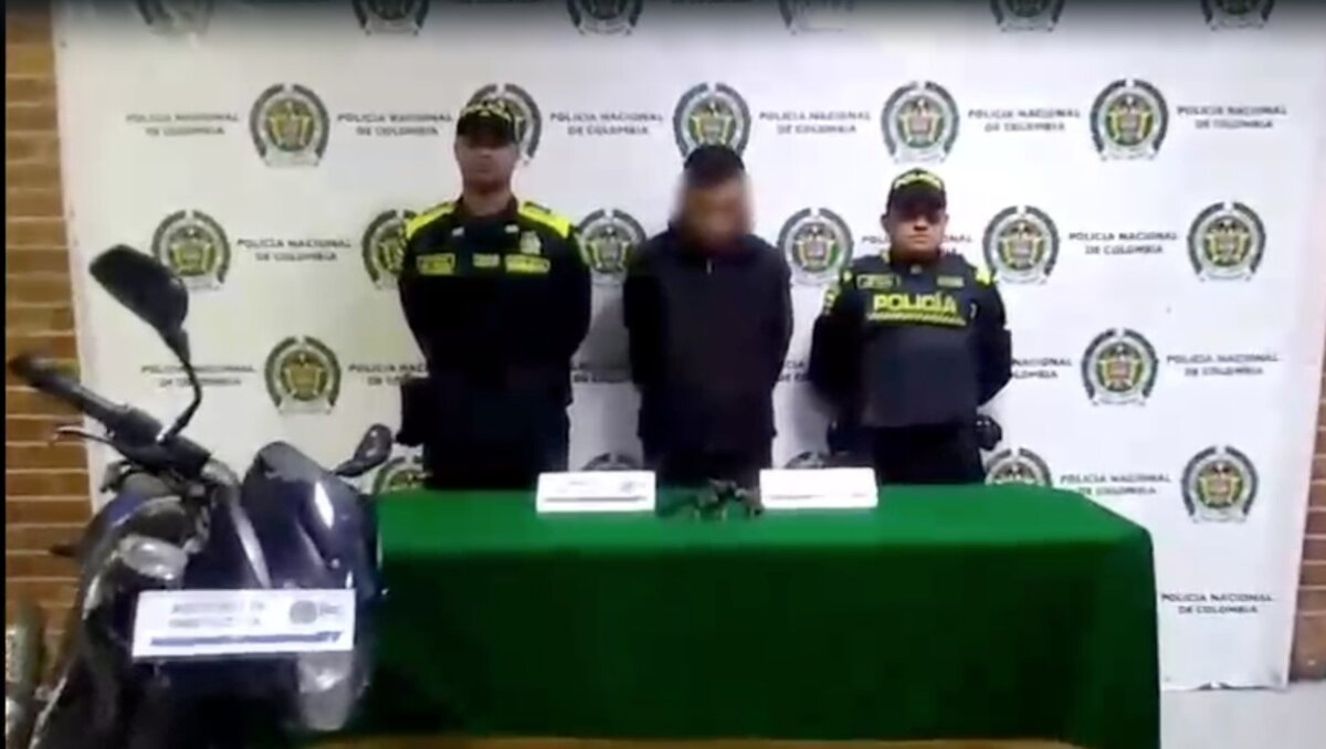 Dos capturados tras enfrentamiento a bala con la Policía en San Cristóbal La Policía Metropolitana de Bogotá informó la captura de dos sujetos con los que se enfrentaron a disparos en el barrio la Antioquia de la localidad San Cristóbal.