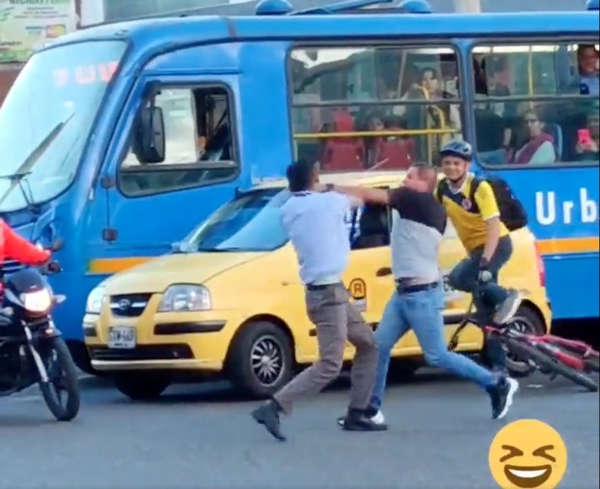 EN VIDEO: Conductor de Sitp y taxista se fueron a los golpes tras haber chocado Conductor de Sitp y taxista se pelearon en plena calle. Vea el video aquí.
