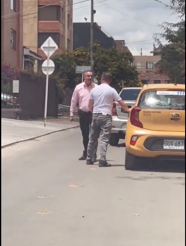 EN VIDEO: Conductores se enfrentaron a correazos en plena vía 1 EN VIDEO: Conductores se enfrentaron a correazos en plena vía En video quedó registrado el momento en el que el que dos conductores se agarraron a correazos en plena vía pública.