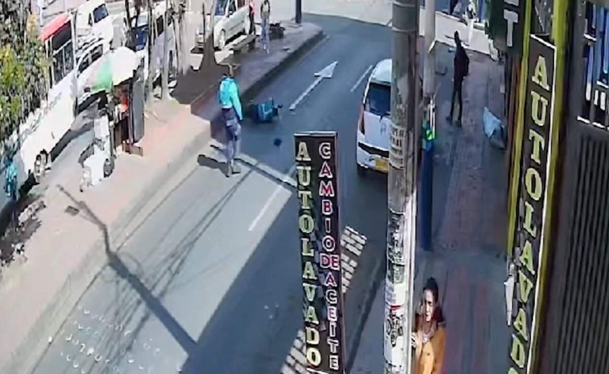Tricimoto arrolló a un auxiliar vial en Soacha En un video quedó registrado el impactante momento en el que un agente vial es arrollado por un hombre que se moviliza en una tricimoto en Soacha.