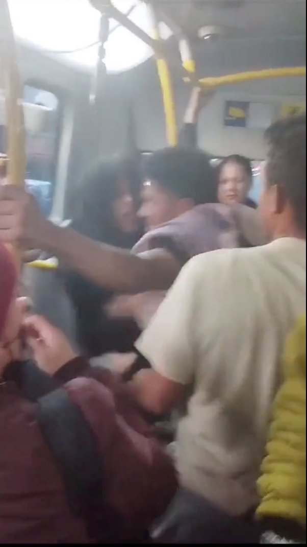 EN VIDEO: Grave pelea entre pasajeros en bus de TransMilenio 1 EN VIDEO: Grave pelea entre pasajeros en bus de TransMilenio Tres usuarios se metieron tremendo agarrón al interior de un TransMilenio que iba repleto. El hecho quedó registrado en video.