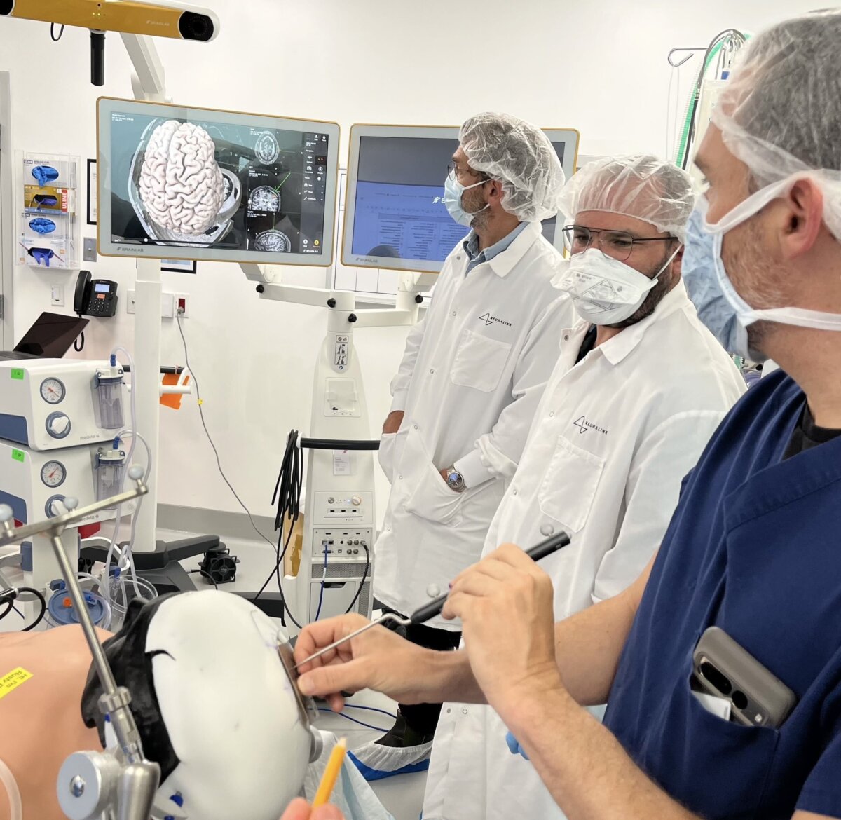 El chip cerebral está listo para pruebas humanas La tecnología de Neuralink, empresa de Elon Musk, está centrada en crear y hacer que funcione una tecnología cerebro-computadora (BCI por sus siglas en inglés de Brain-Computer Interface) que es inalámbrica y completamente implantable, lo cual permite que las personas interactúen con los dispositivos electrónicos y sus sistemas a través de sus pensamientos.